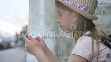 少女游客坐在<strong>城市</strong>街道上度假时用智能手机<strong>搜索</strong>信息。 技术、休闲